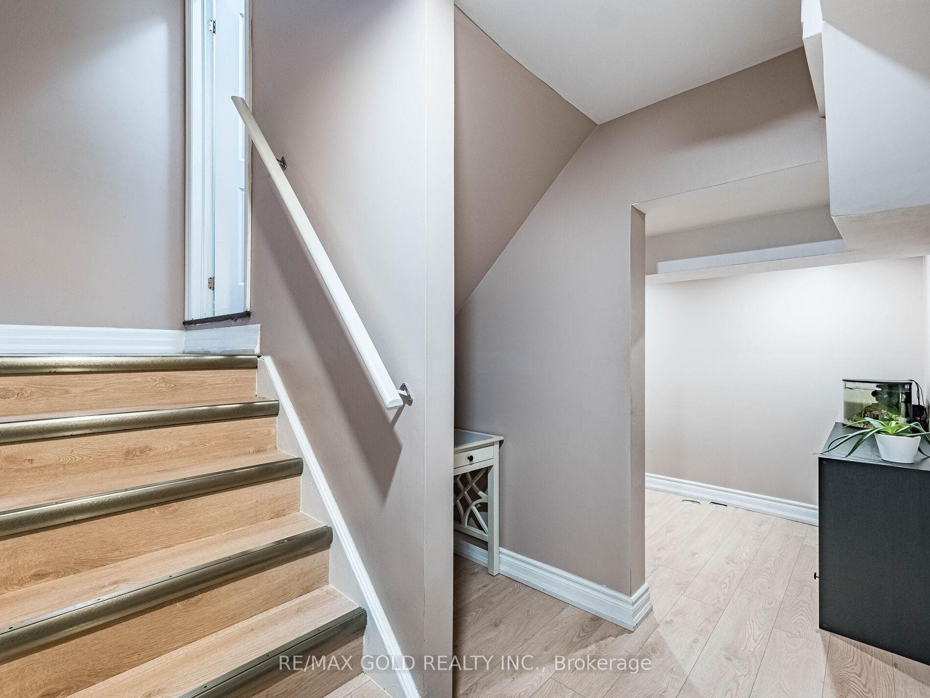 90 Stedford Crescent photo 34