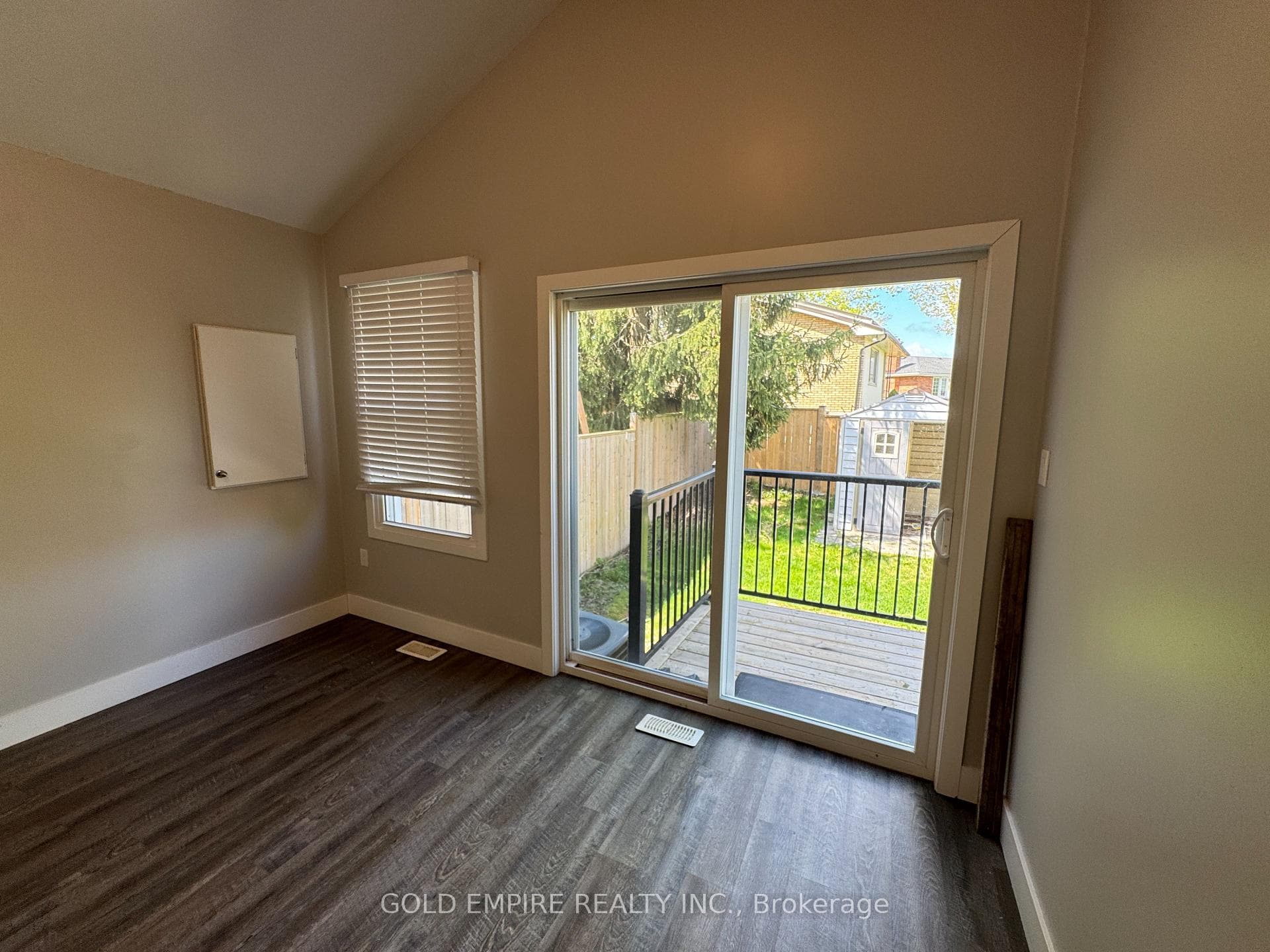 261 Cairn Street photo 24
