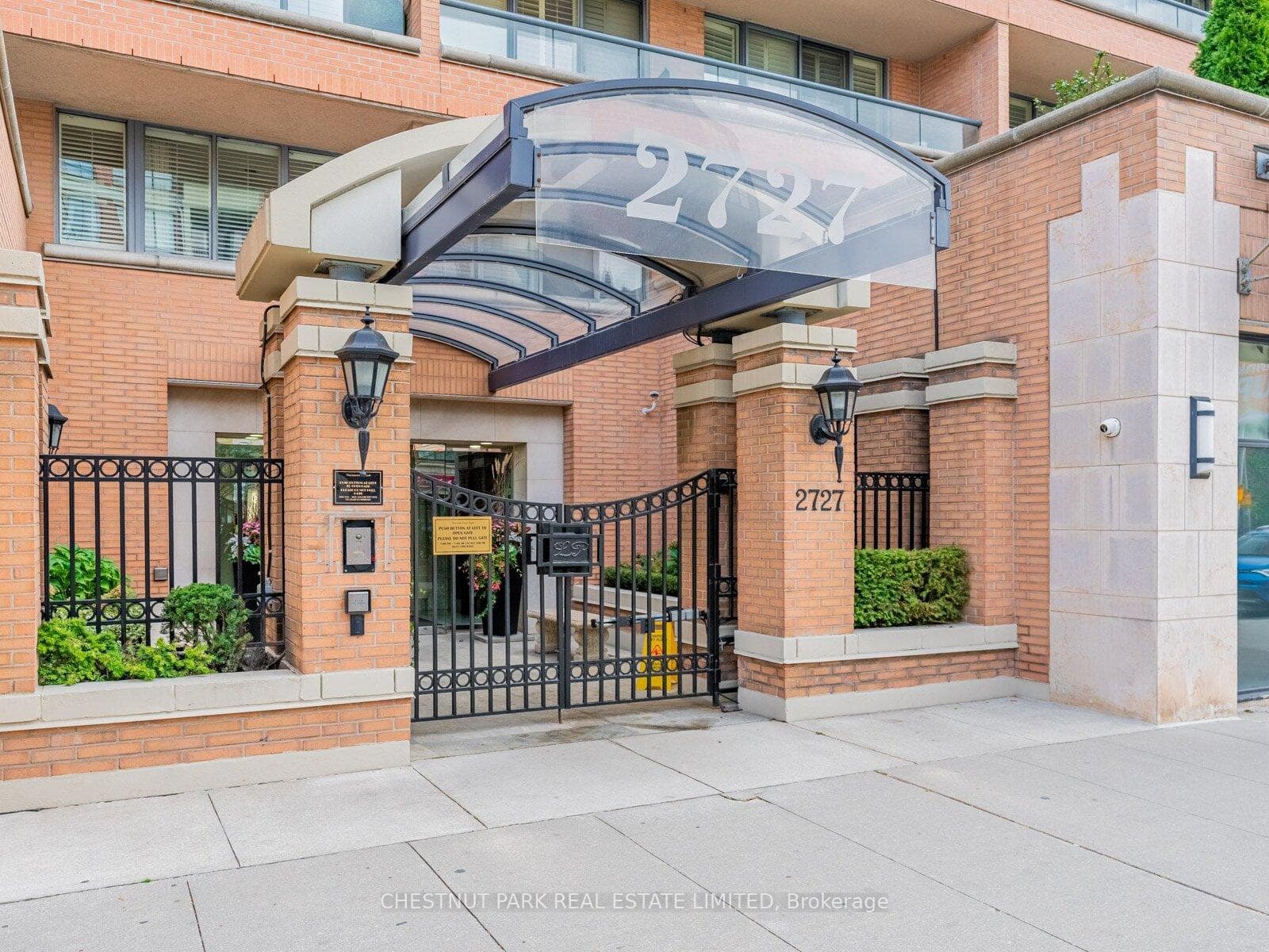 2727 Yonge Street Unit 405 photo 3