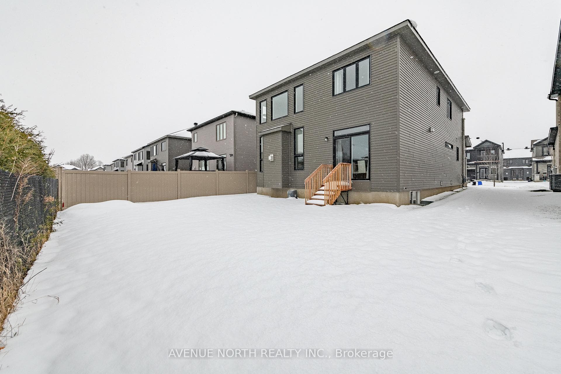 732 NAMUR Street photo 39