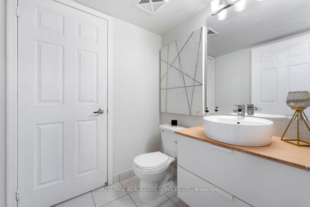 19 Grand Trunk Crescent Unit 3709 photo 10