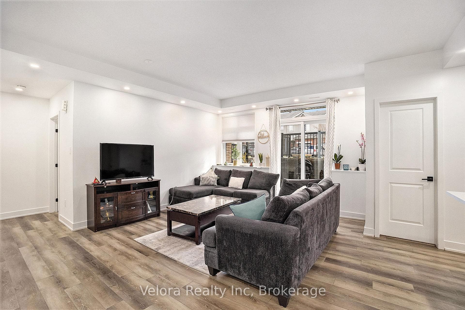 390 Rolling Meadow Crescent Unit E photo 5