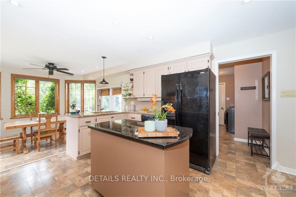 6798 RIDEAU VALLEY Drive photo 9