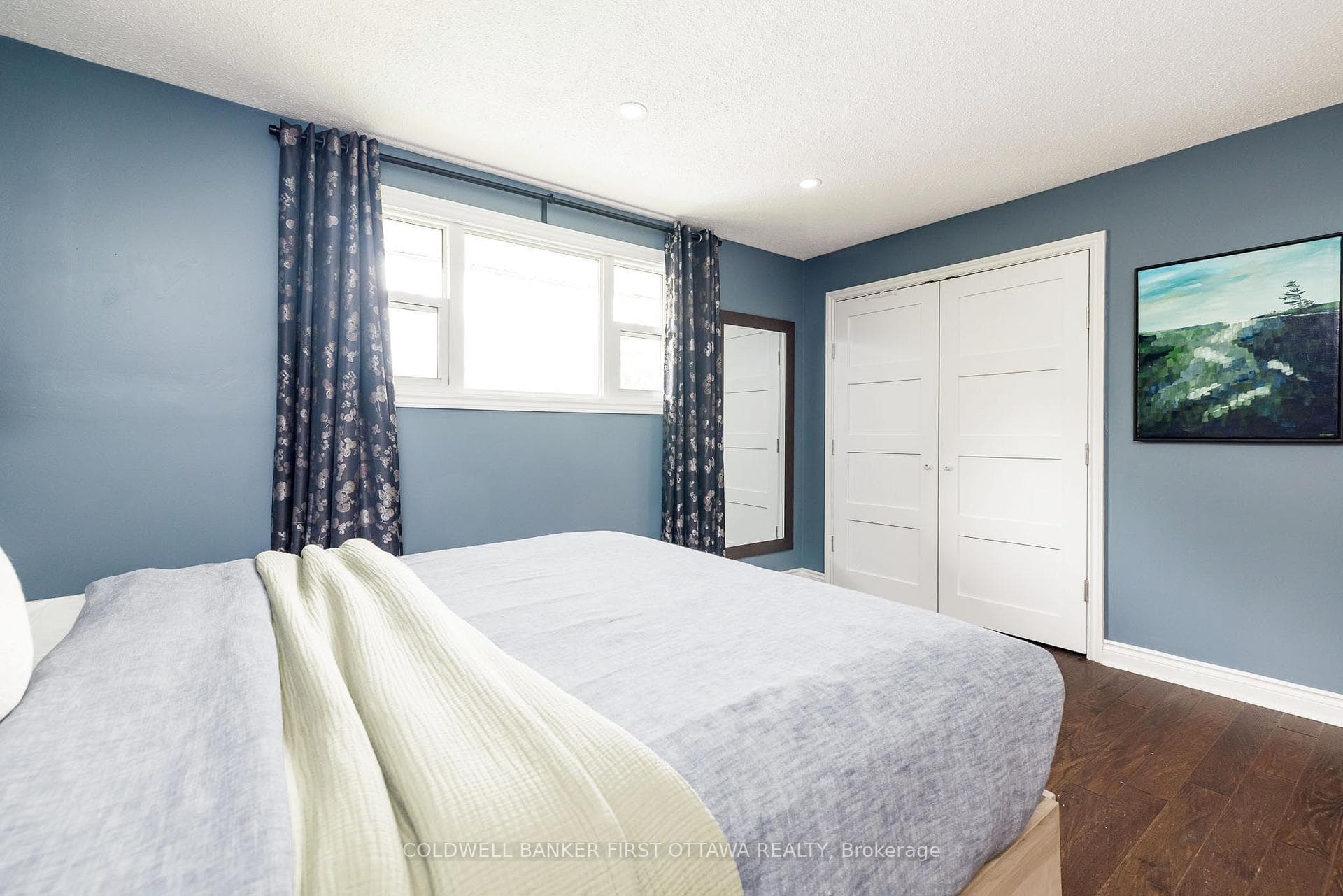 174 Lloydalex Crescent photo 22