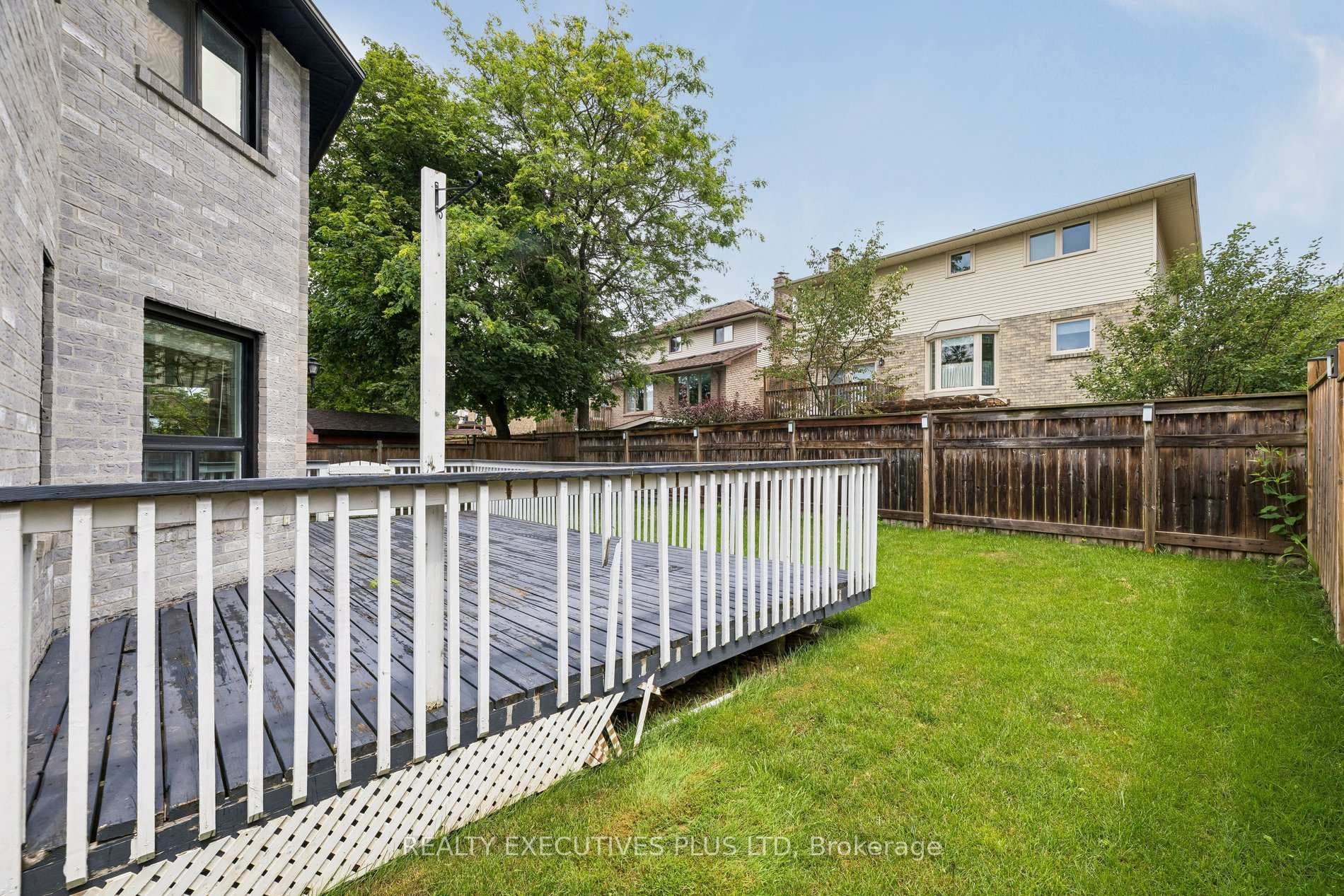 693 Barnes Crescent photo 40