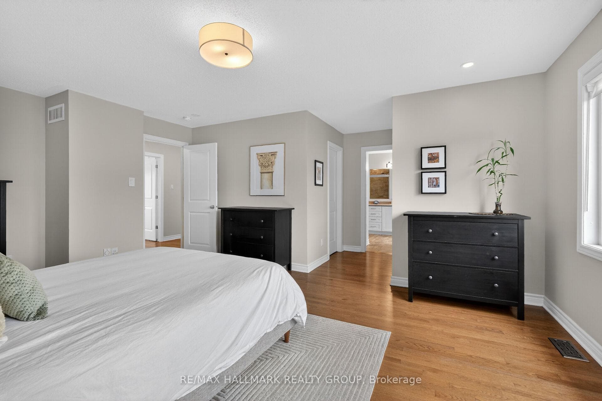 558 Genevriers Street photo 17