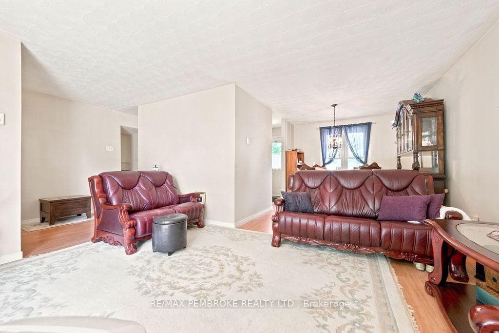 1656 Beachburg Road photo 12