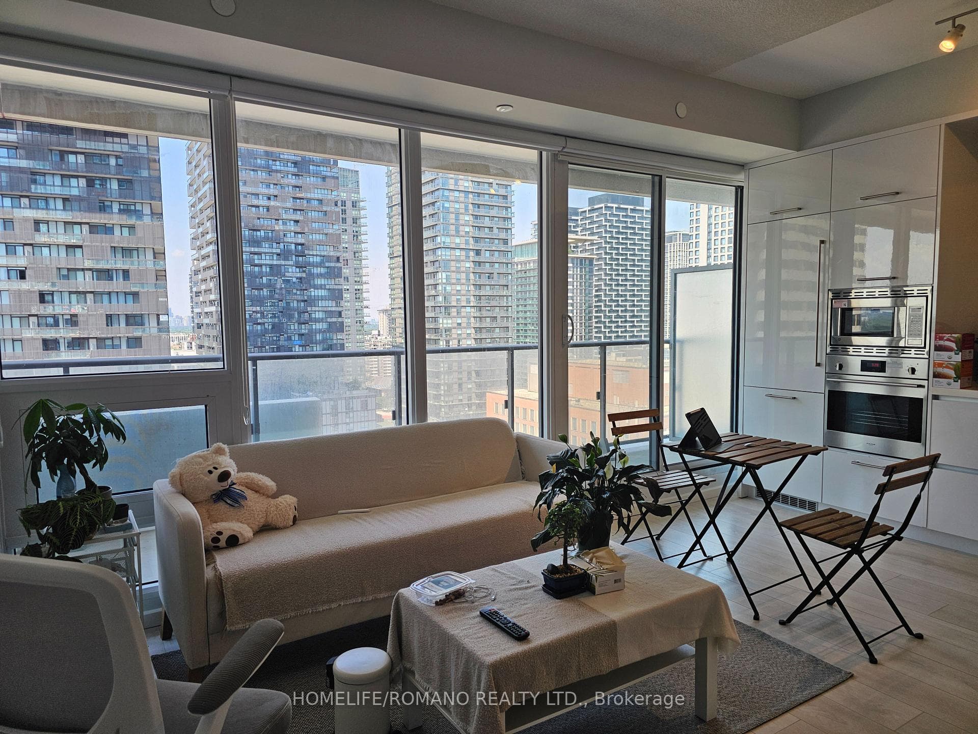 2221 Yonge Street Unit 1901 photo 1