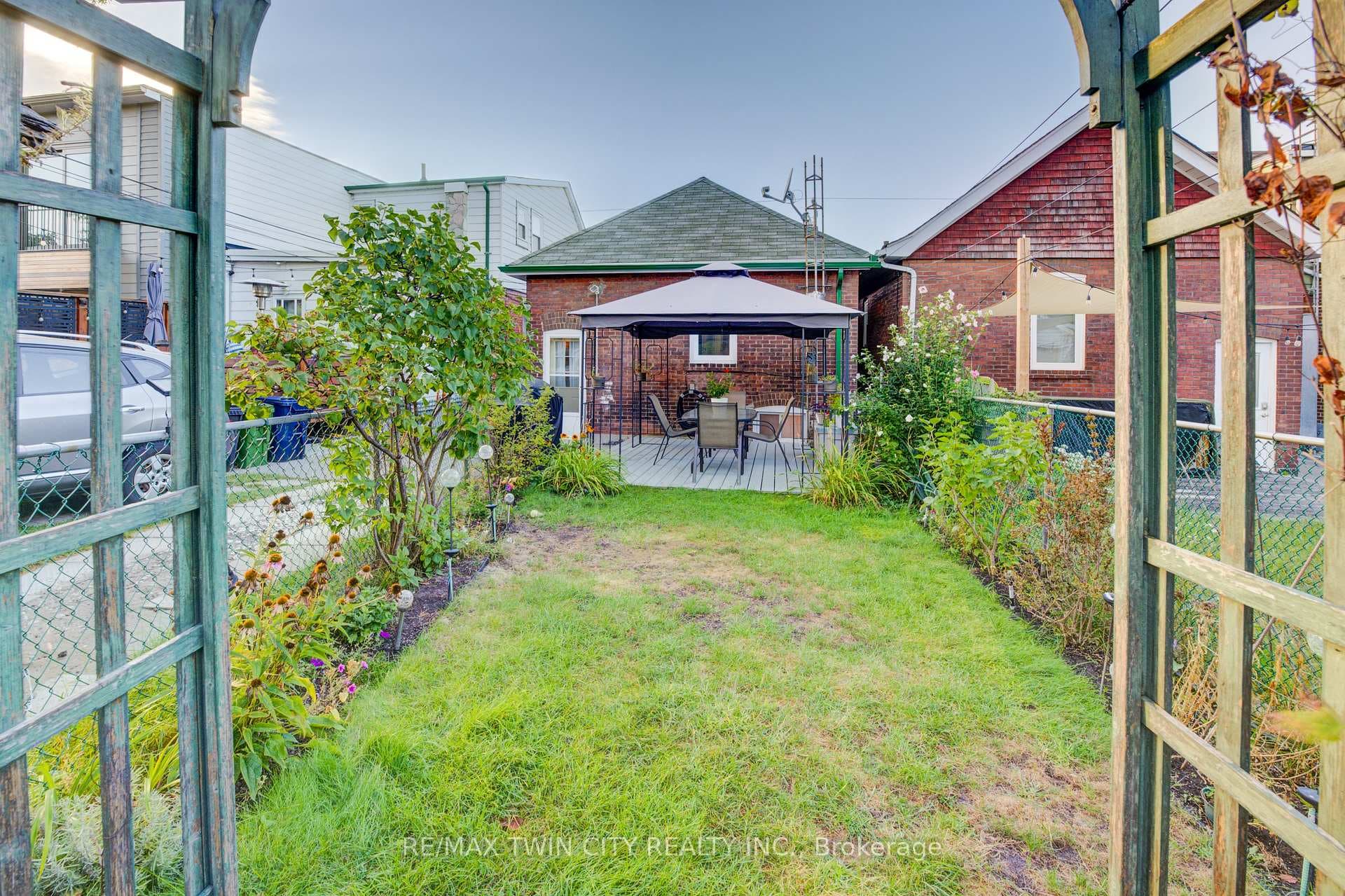 202 Queensdale Avenue photo 19