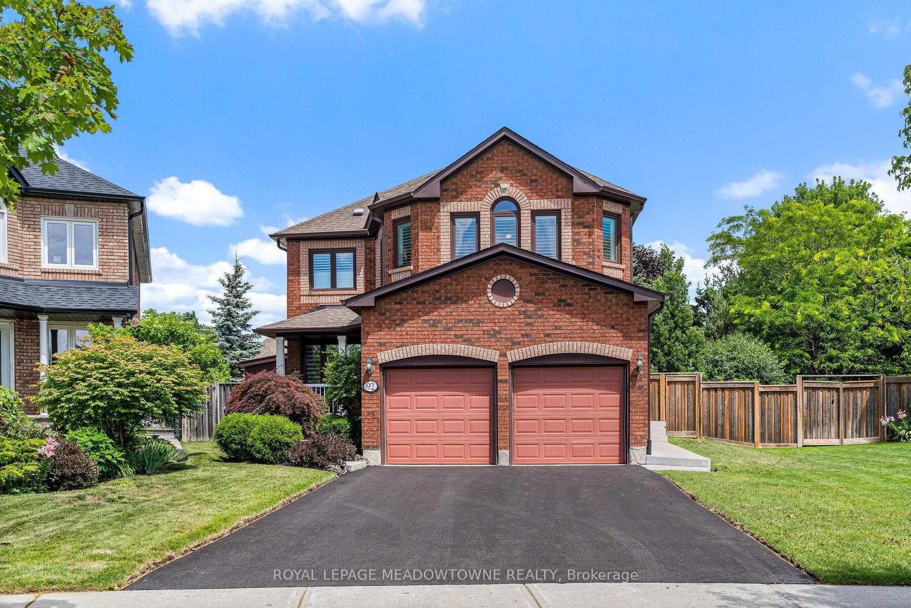92 LAUCHLIN Crescent photo 1