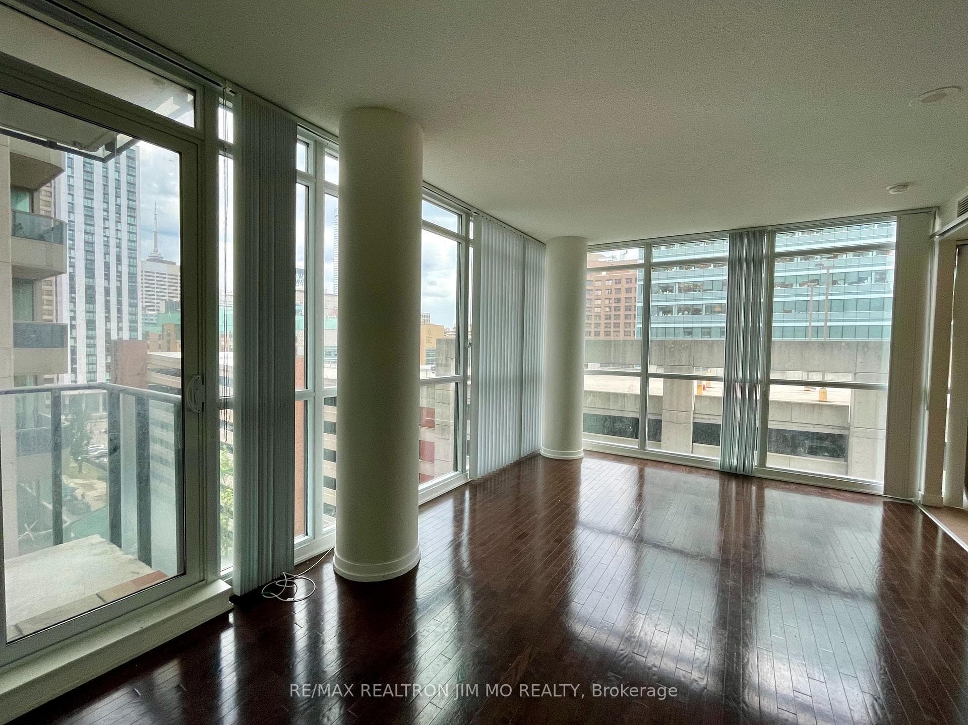 770 Bay Street Unit 710 photo 4