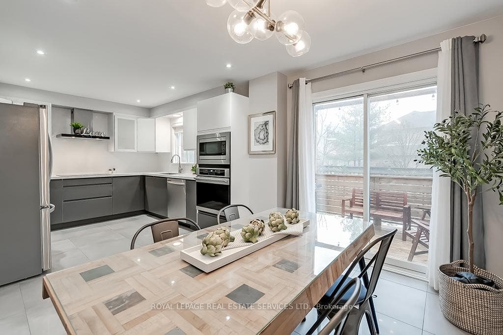 2060 Westmount Drive photo 12