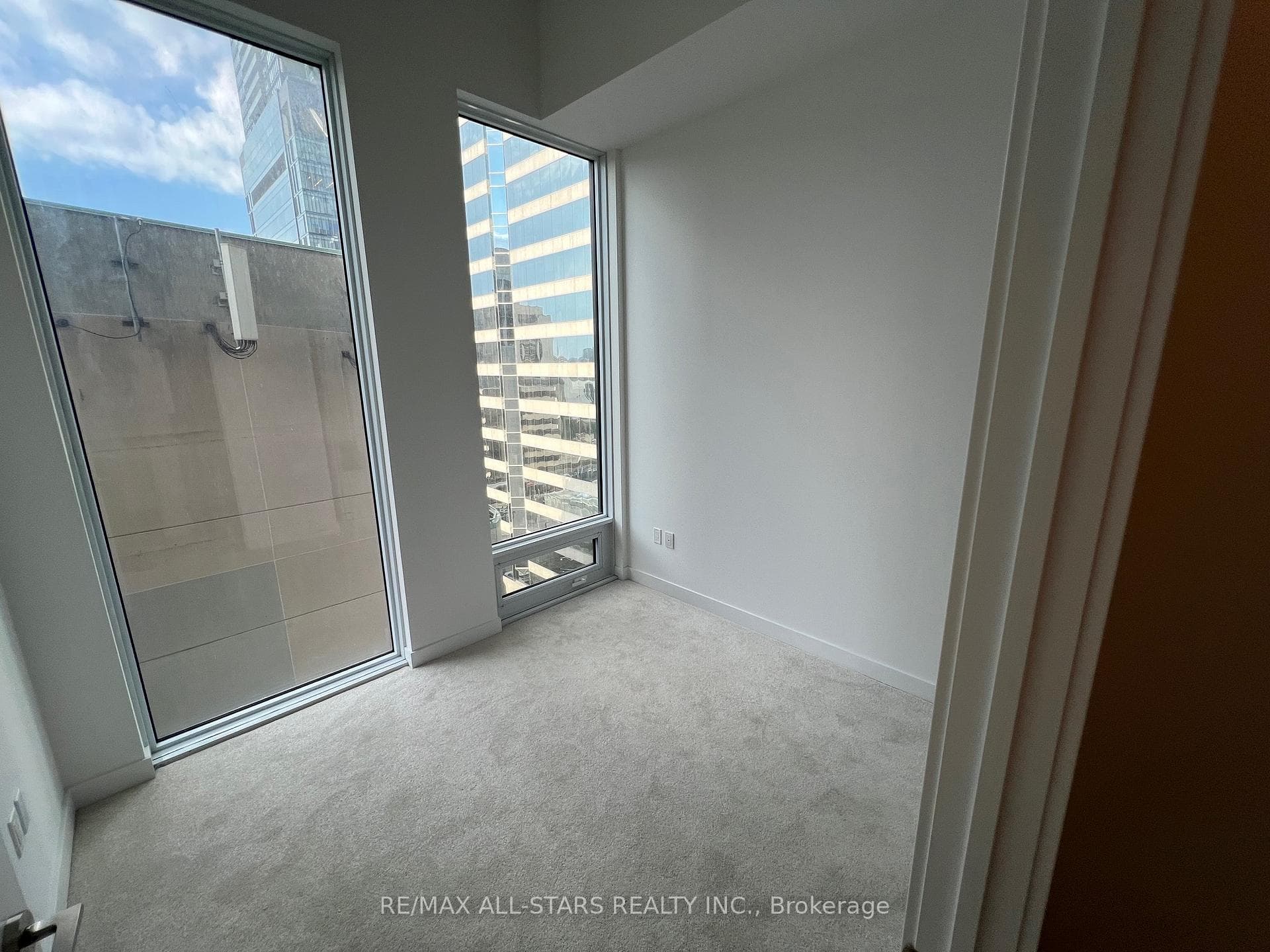 238 Simcoe Street Unit 1102 photo 5