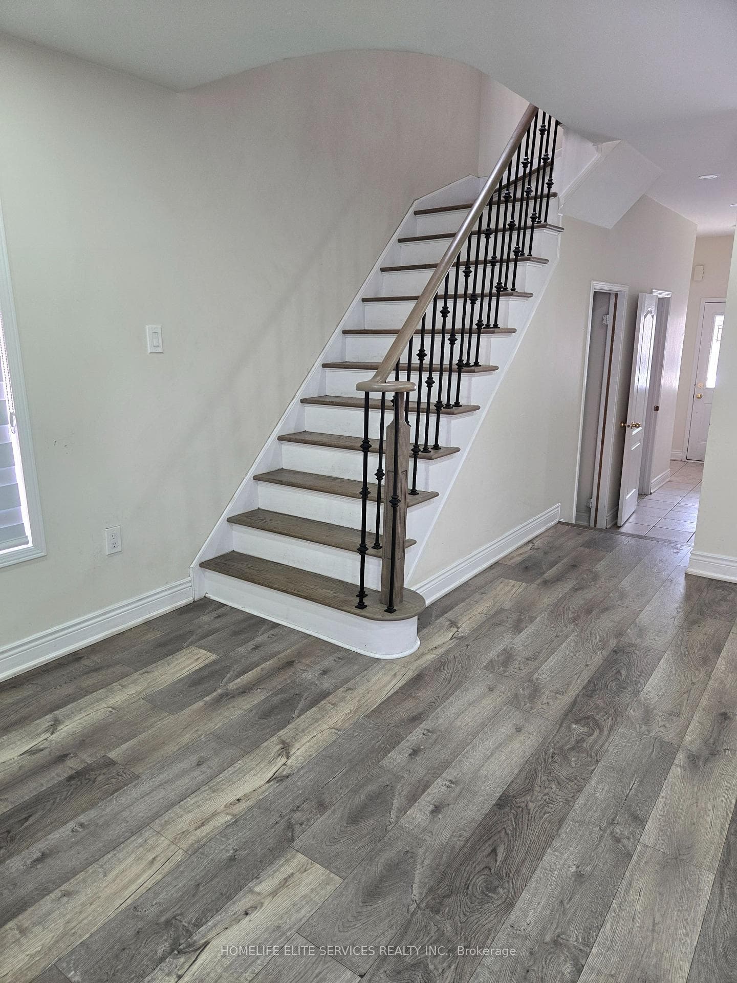 110 Crystalview Crescent photo 3
