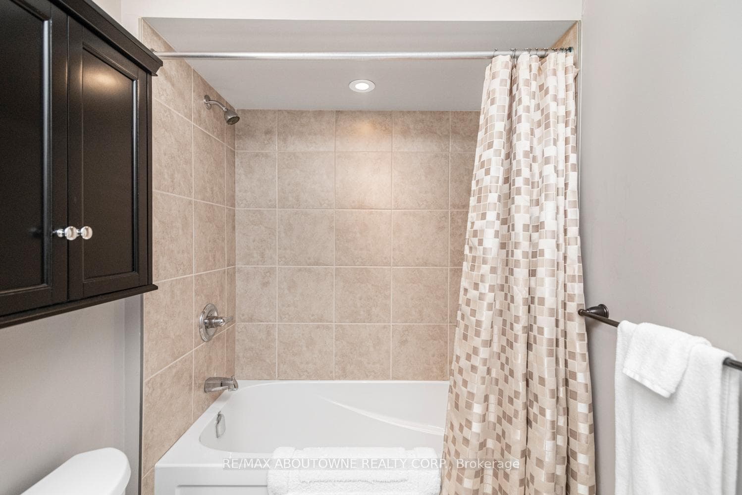 Lower 4 pc bathroom