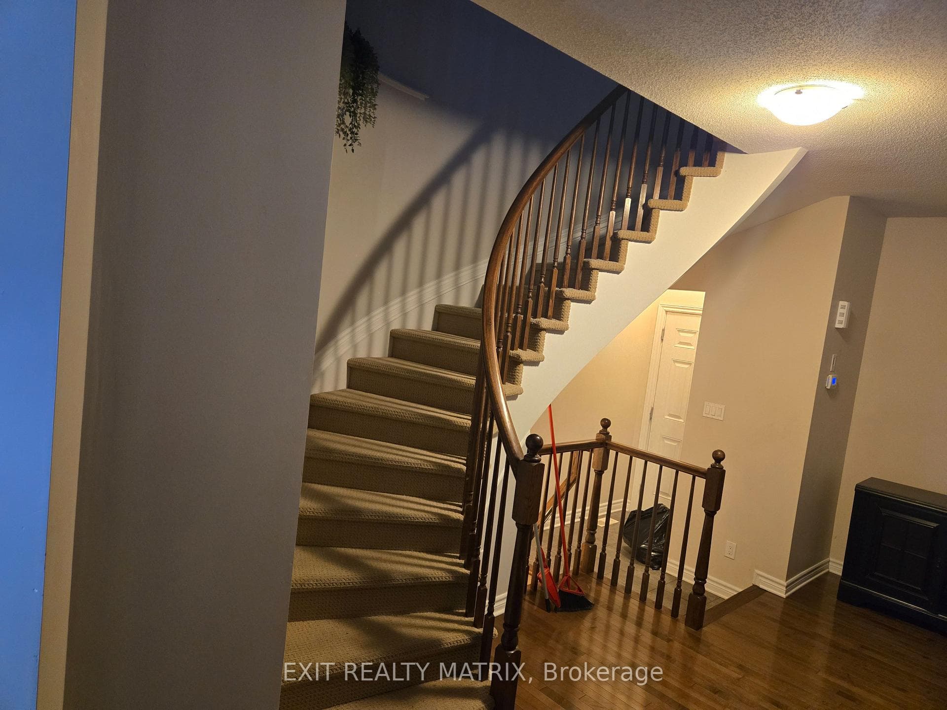 717 Hazelnut Crescent photo 3