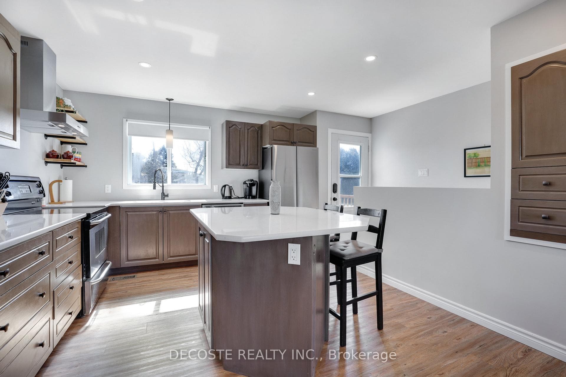 877 Queen Street photo 12