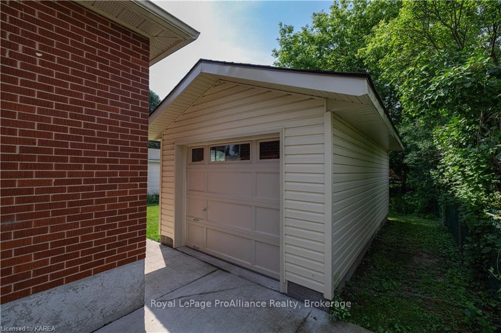 52 CARRUTHERS Avenue photo 41