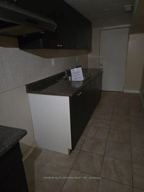 110 Crystalview Crescent photo 8