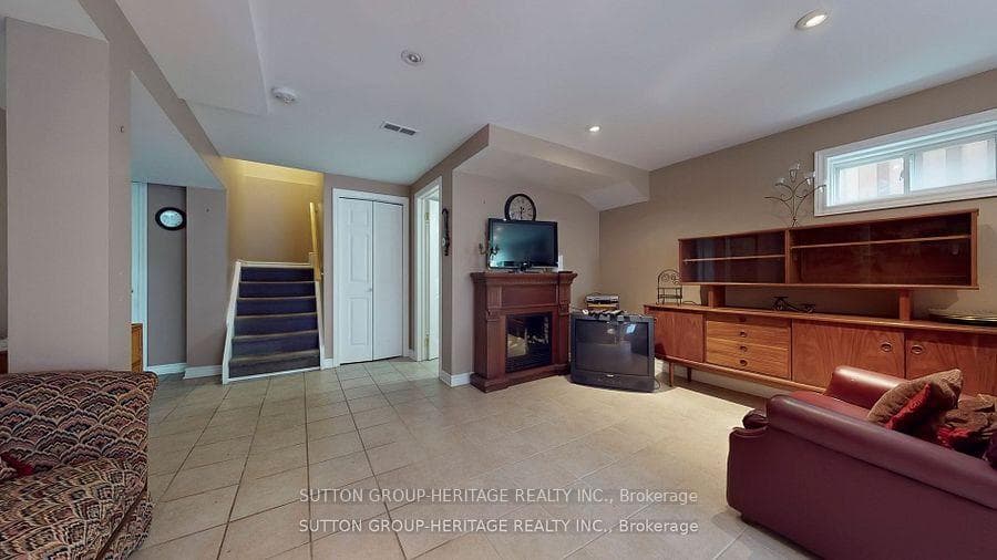 1452 Sandhurst Crescent photo 30