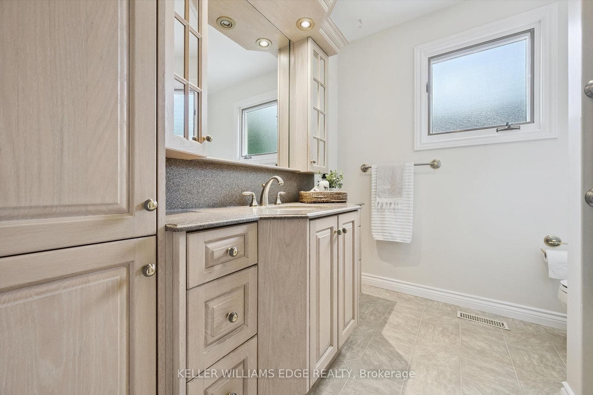 495 Tipperton Crescent photo 29