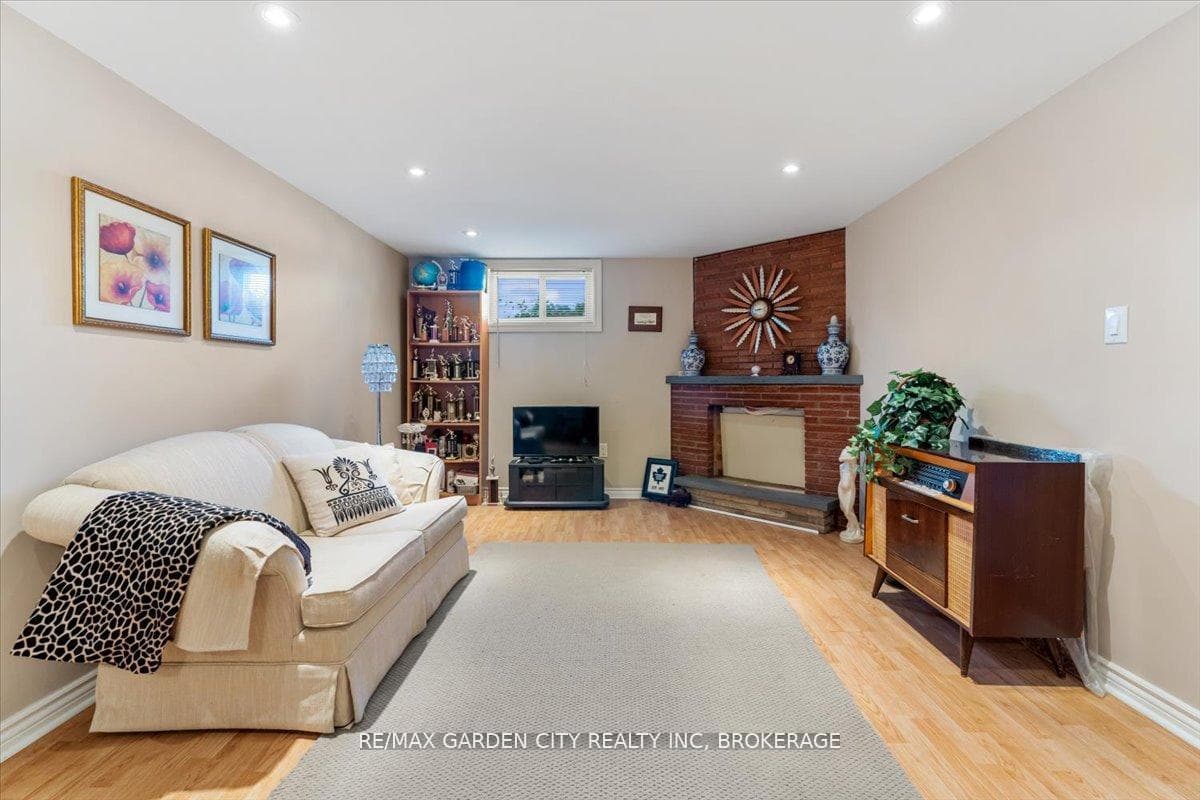 160 ELGIN Street photo 29