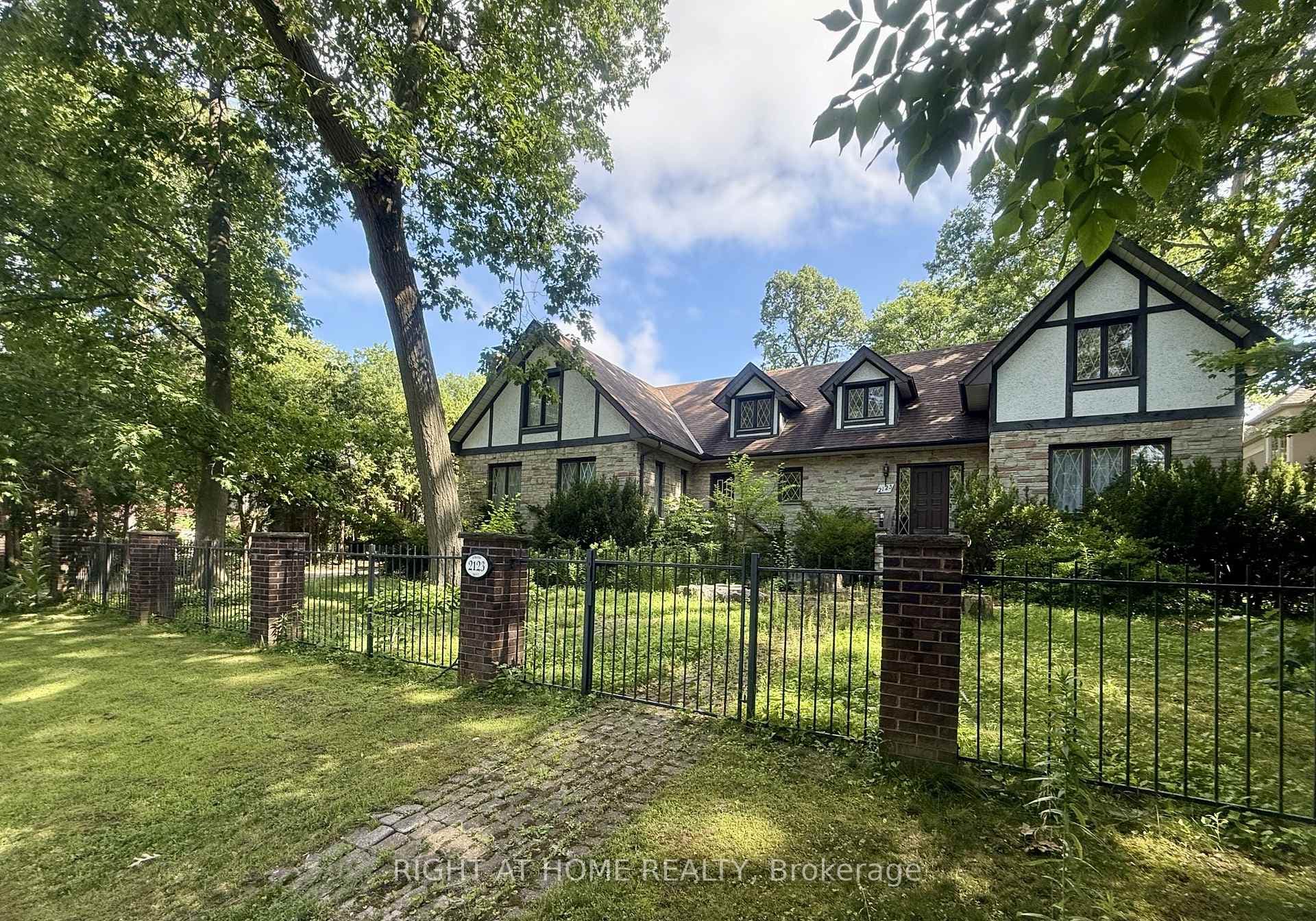 2123 Gordon Drive photo 2