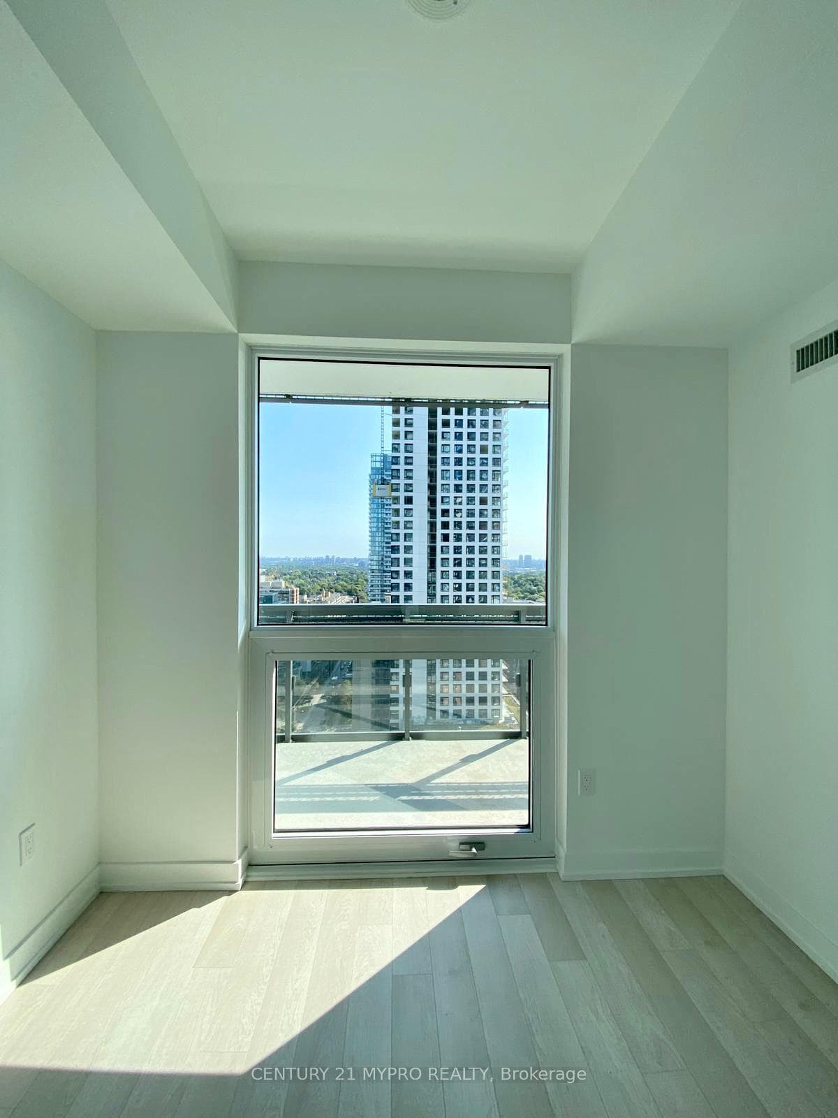 39 Roehampton Avenue Unit 2010 photo 6