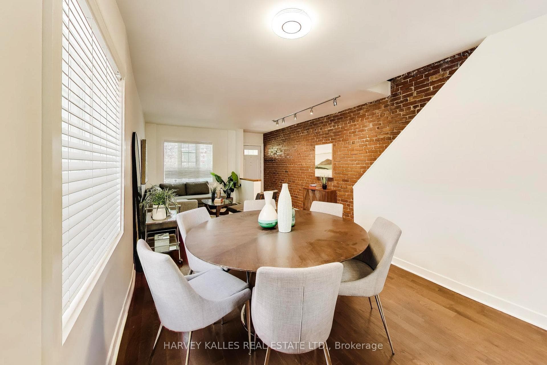 318 Sumach Street photo 9