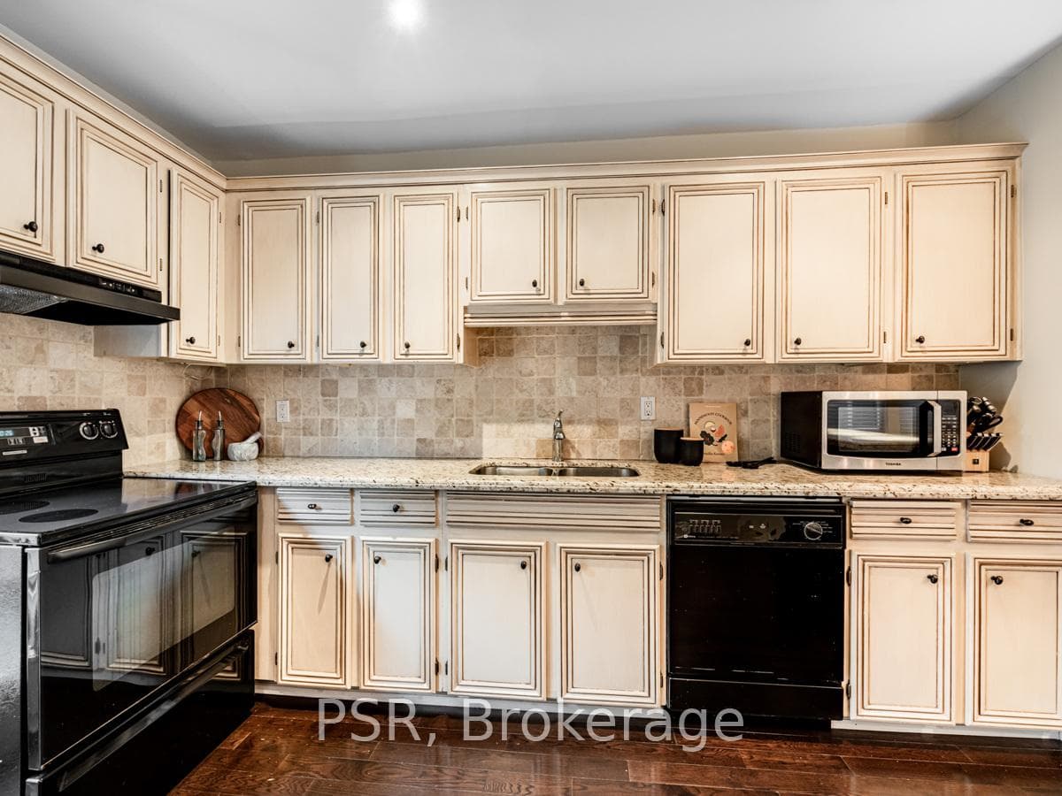 478 Merton Street photo 11