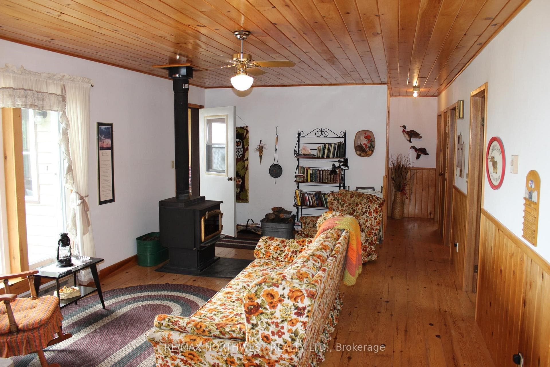 93 STINTZI DR E photo 23