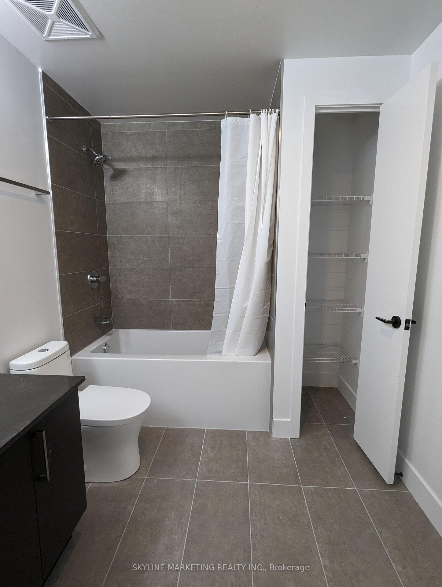 2450 Old Bronte Road Unit 817 photo 5