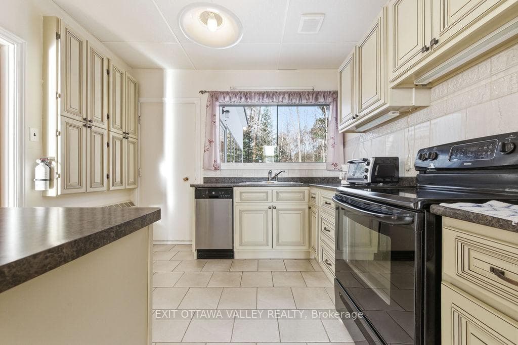 3 Newton Crescent photo 16