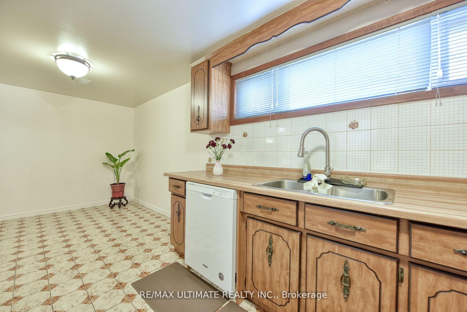 31 Whitburn Crescent Unit Bsmt photo 4