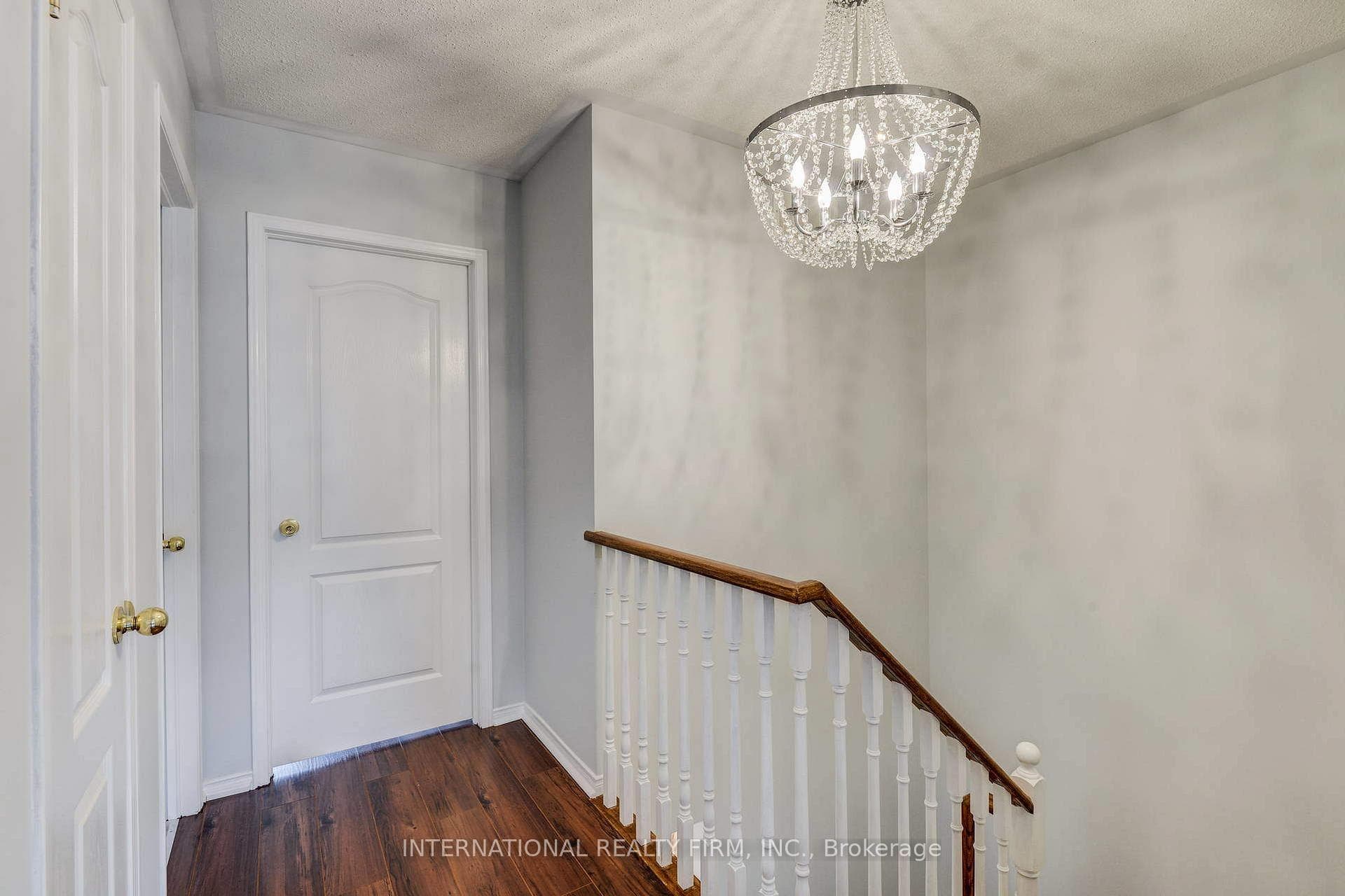 4881 Capri Crescent photo 22