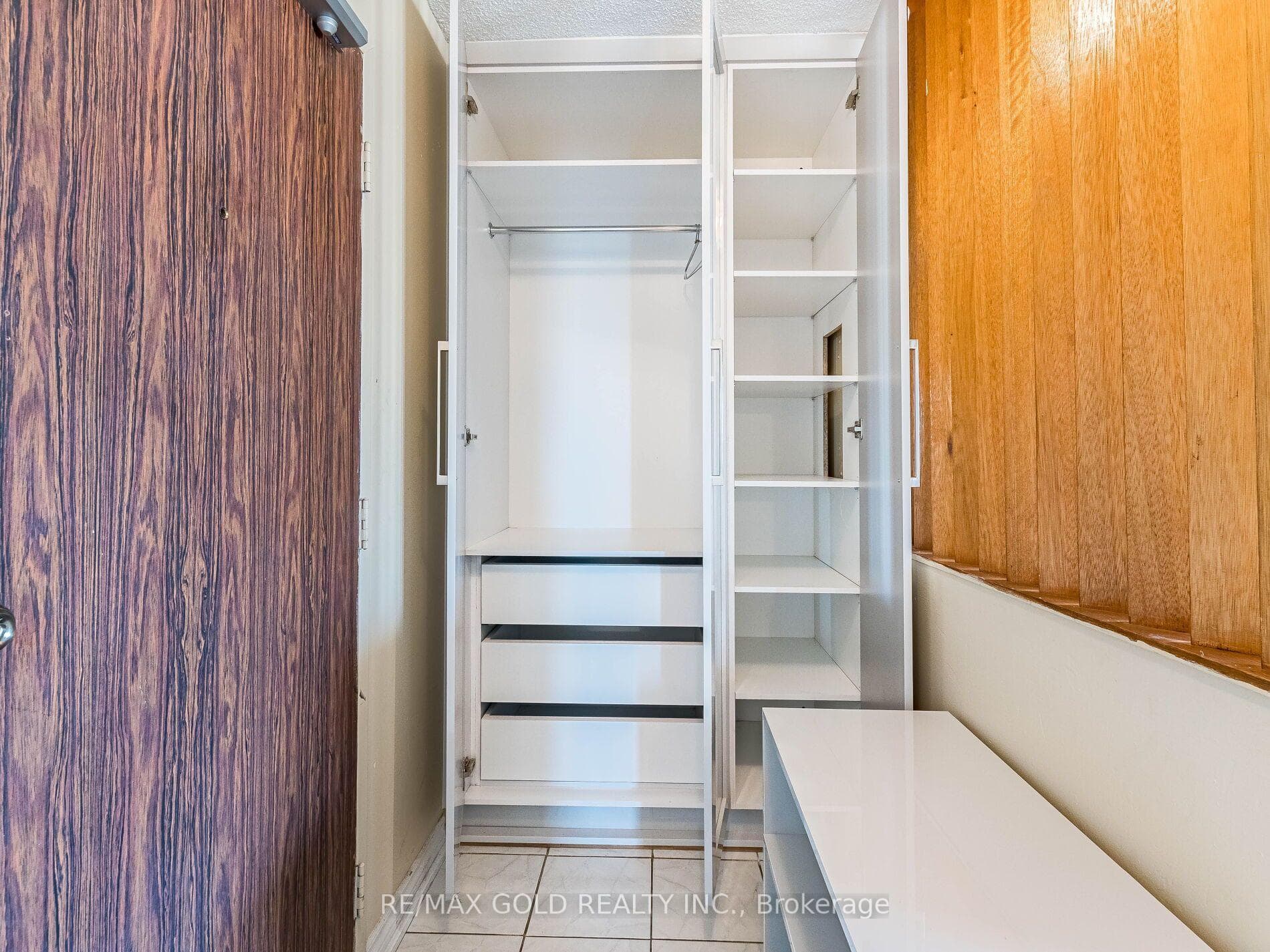 17 Knightsbridge Road Unit 1010 photo 8