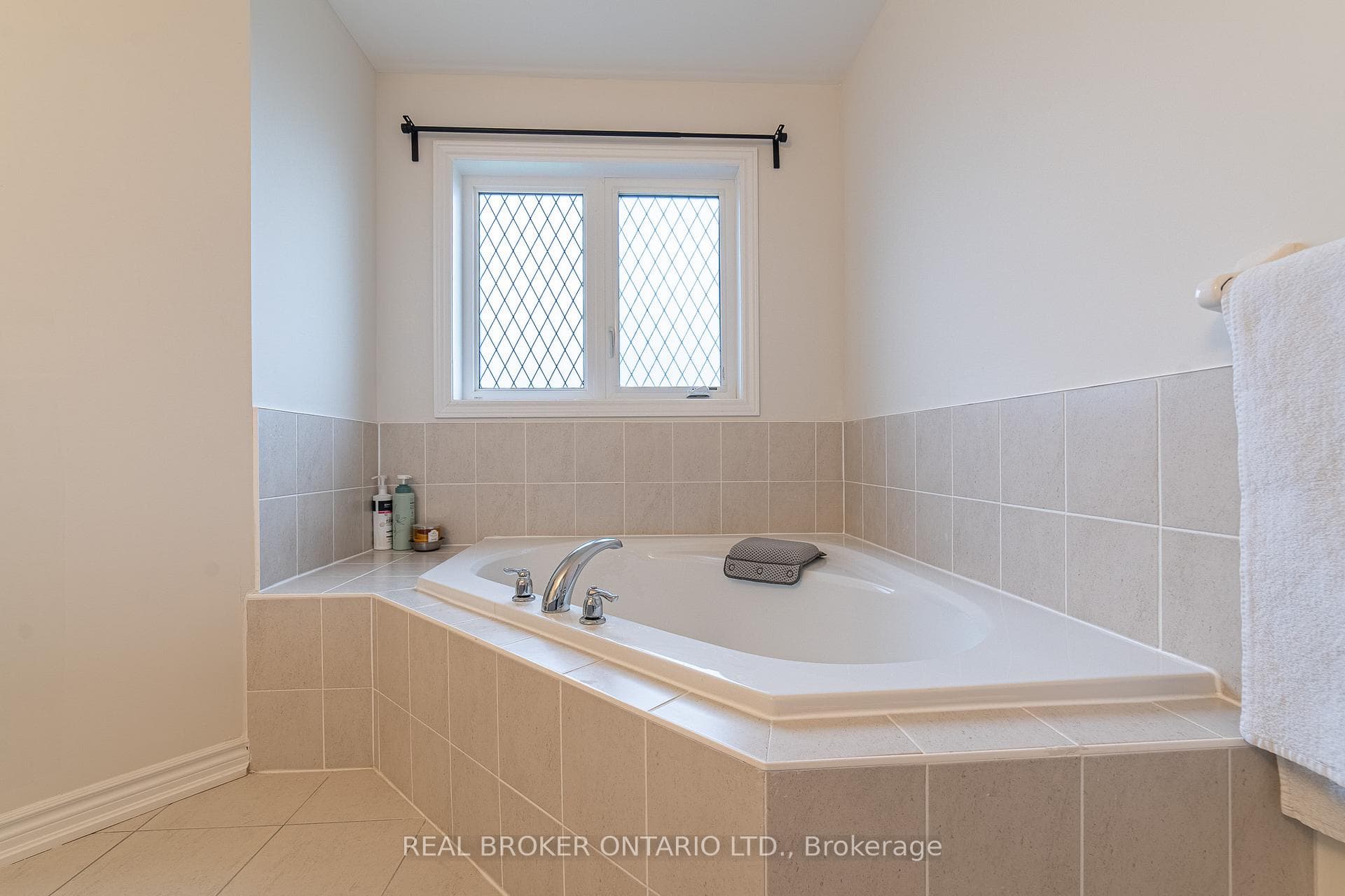 225 Palace Street photo 42