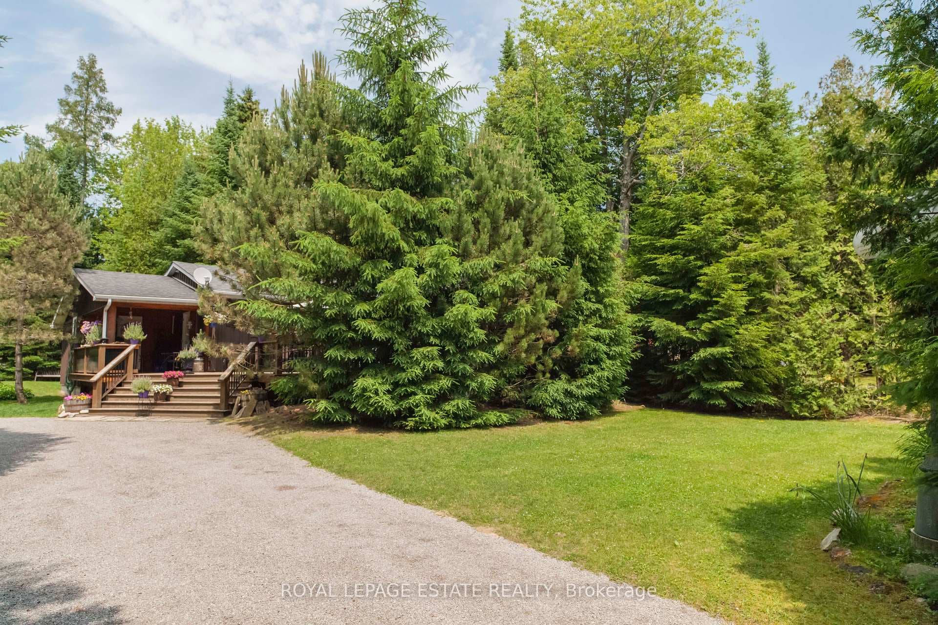 711 Oxford Crescent photo 4