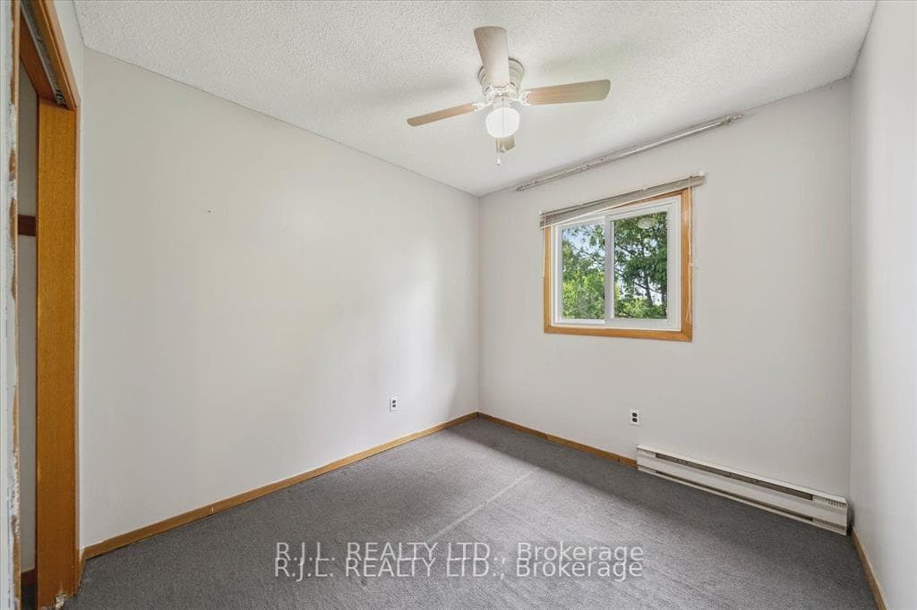 1675 Applewood Crescent photo 13