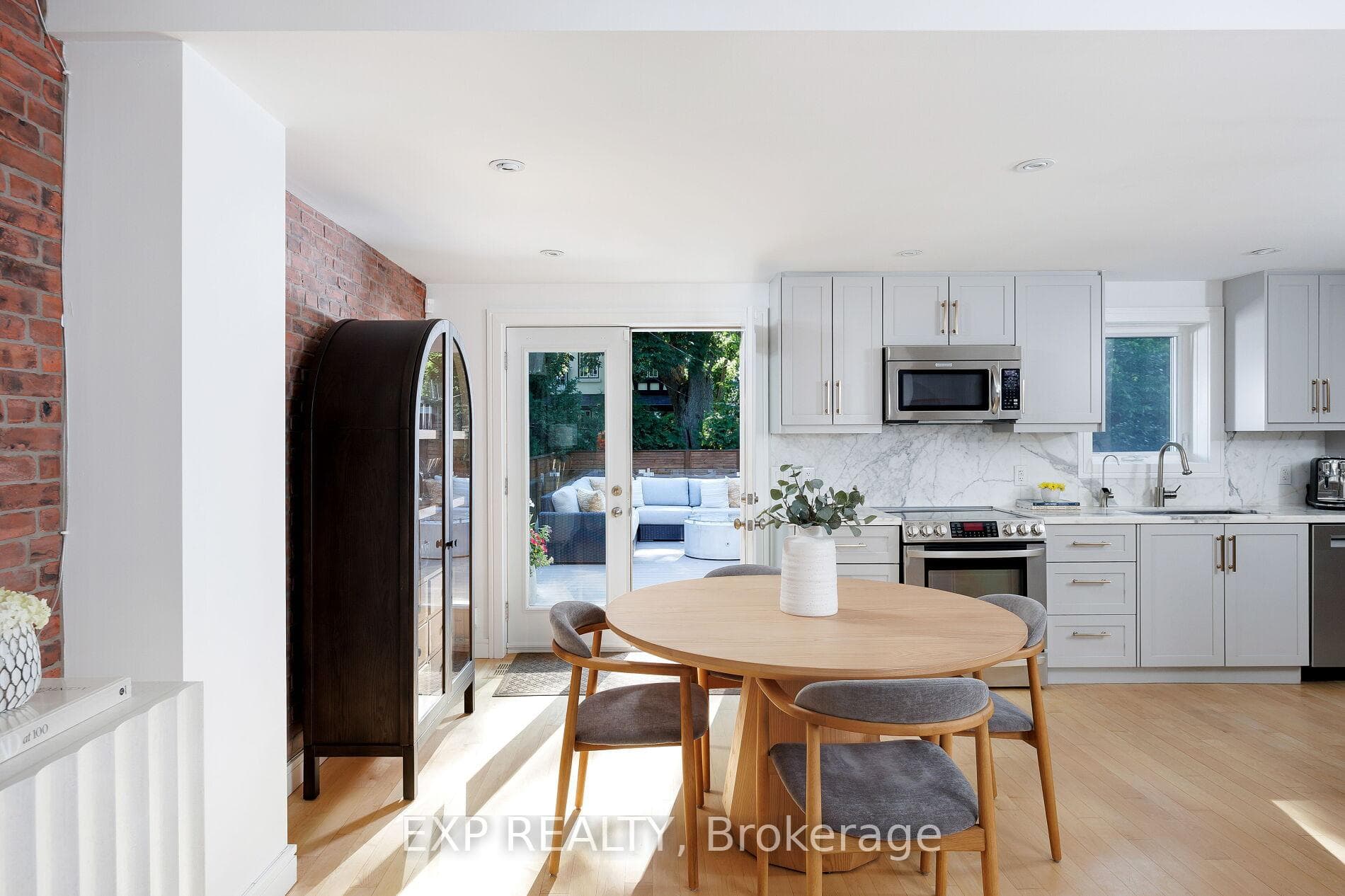 870 Royal York Road photo 19