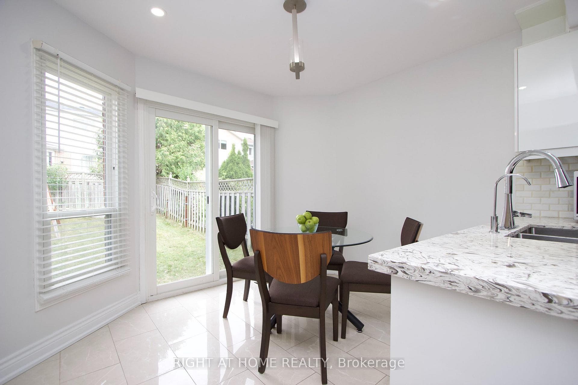 865 Attersley Drive photo 10