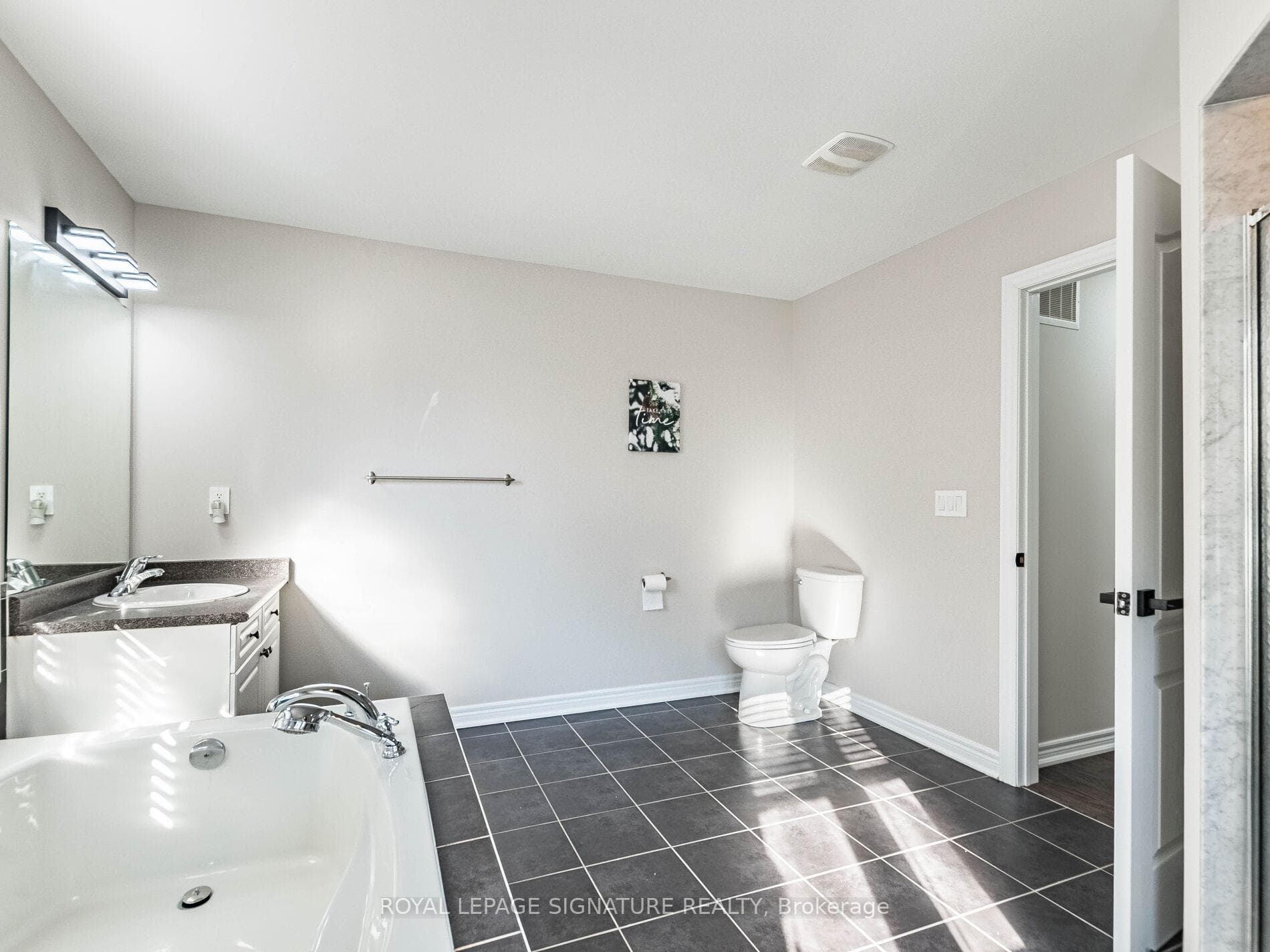 521 Bussel Crescent photo 32