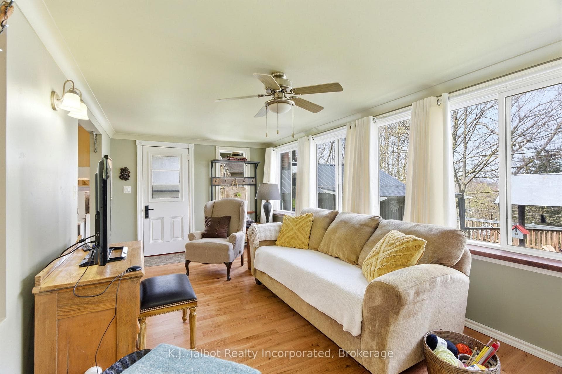 53 Arthur Lane photo 16