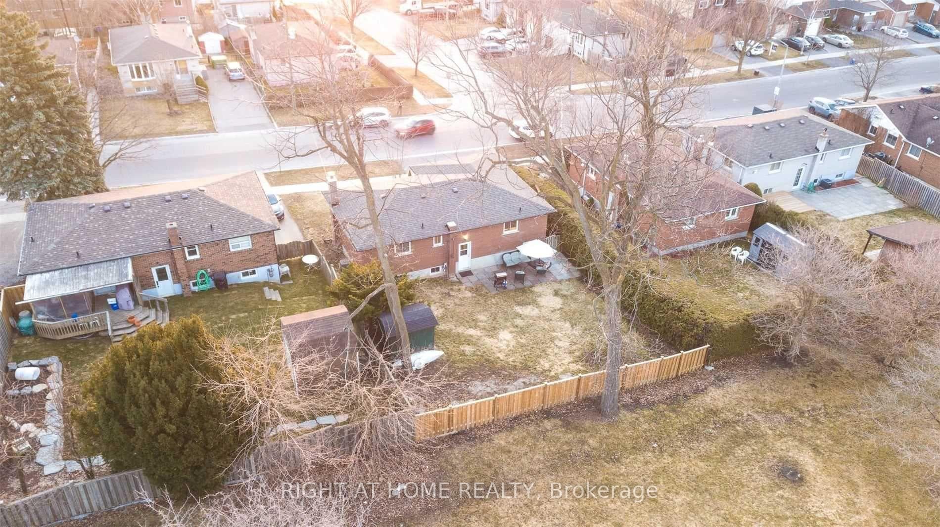 166 Collings Avenue photo 10