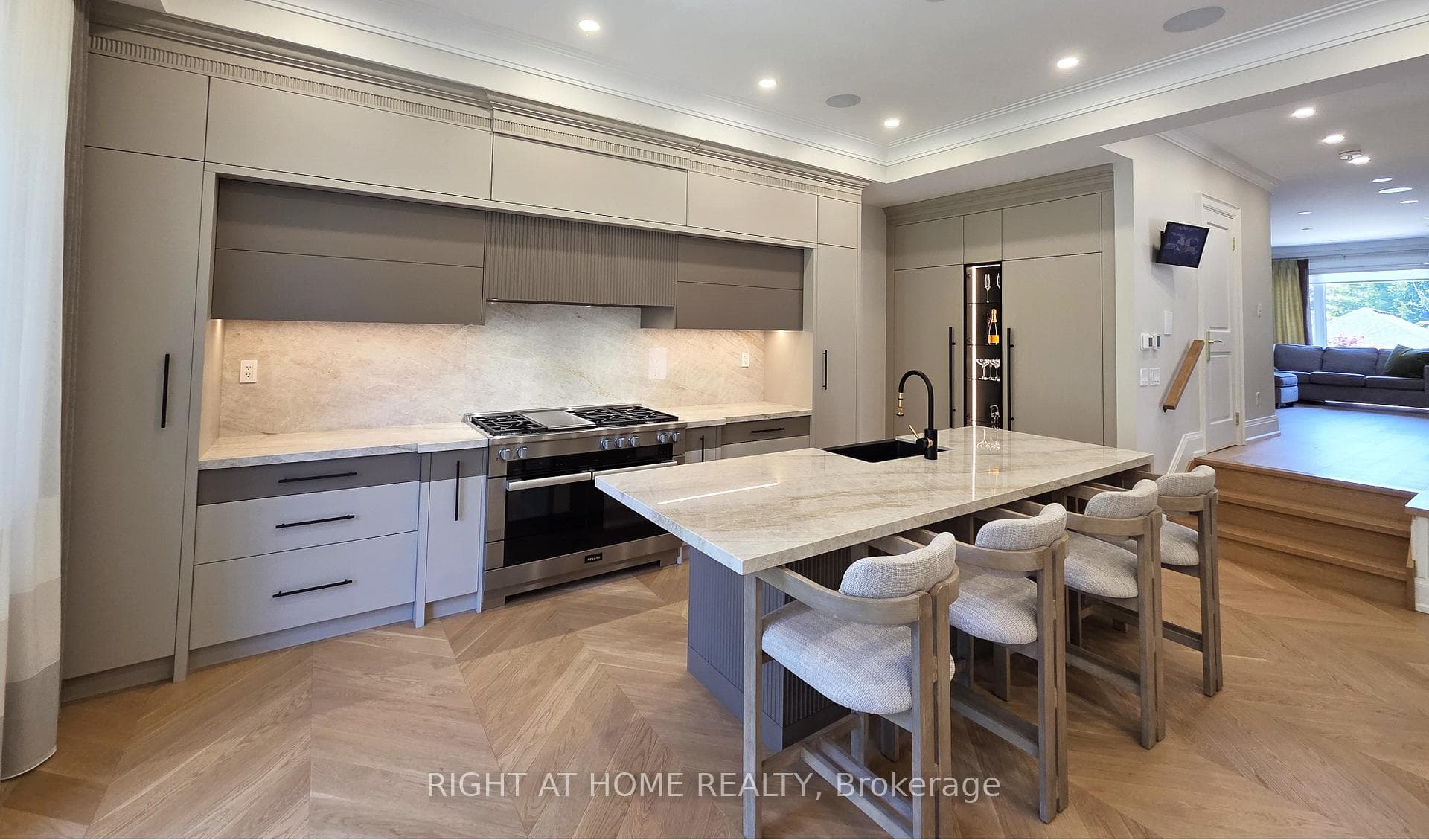 586 Broadway Avenue photo 11