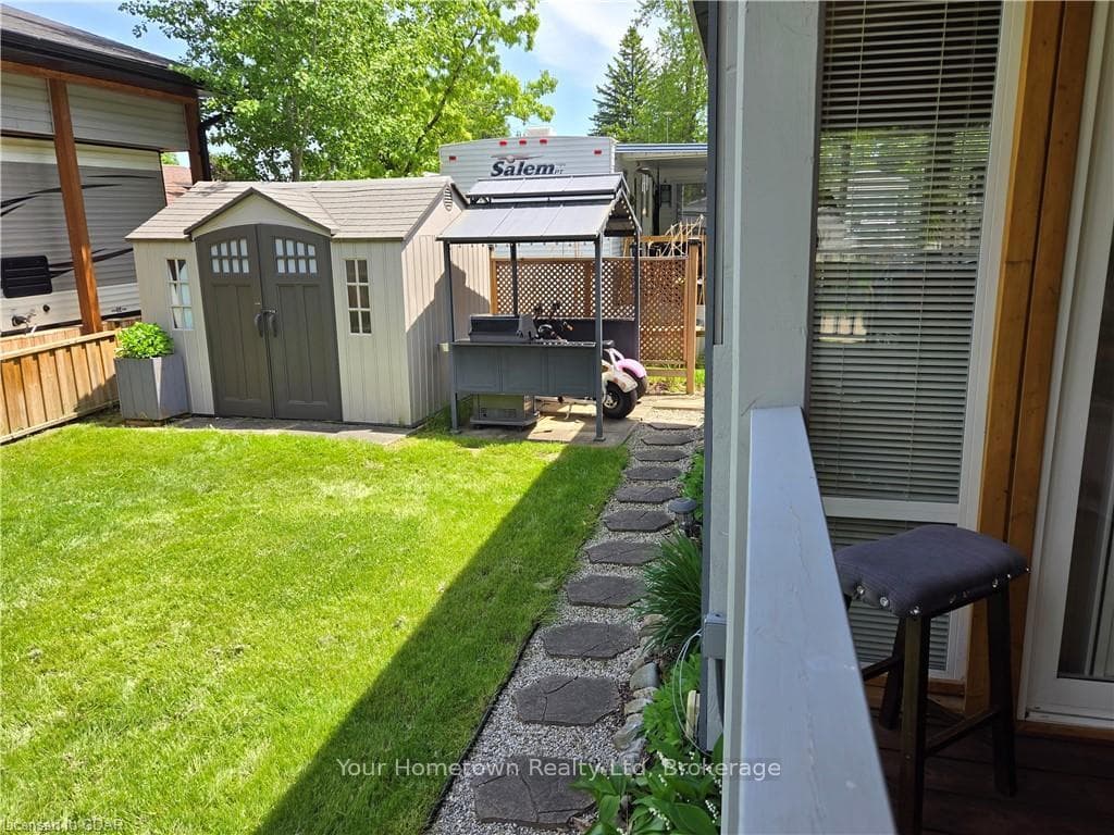 129 CEDAR Crescent photo 3