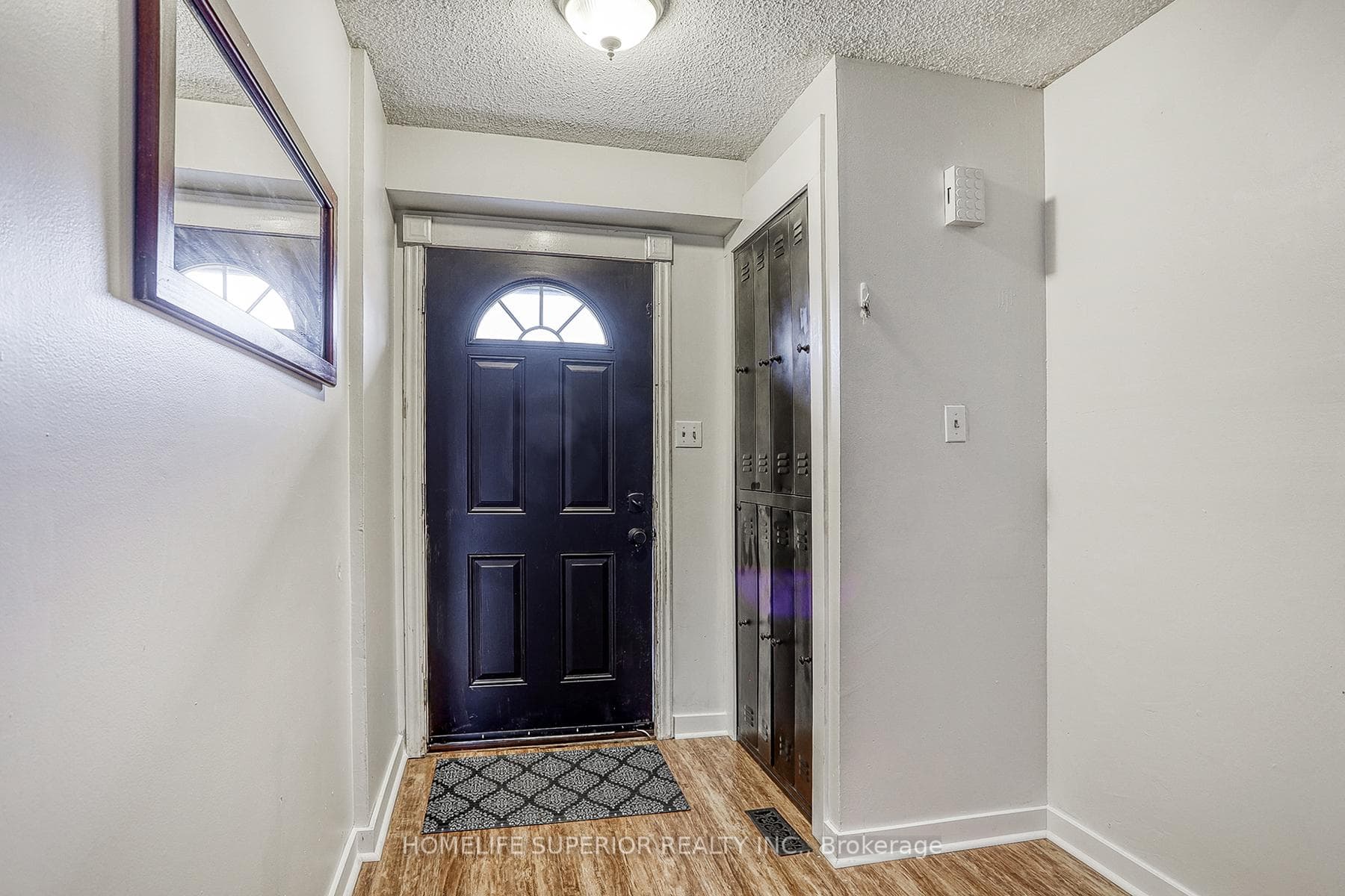 1295 Ludlow Court photo 2