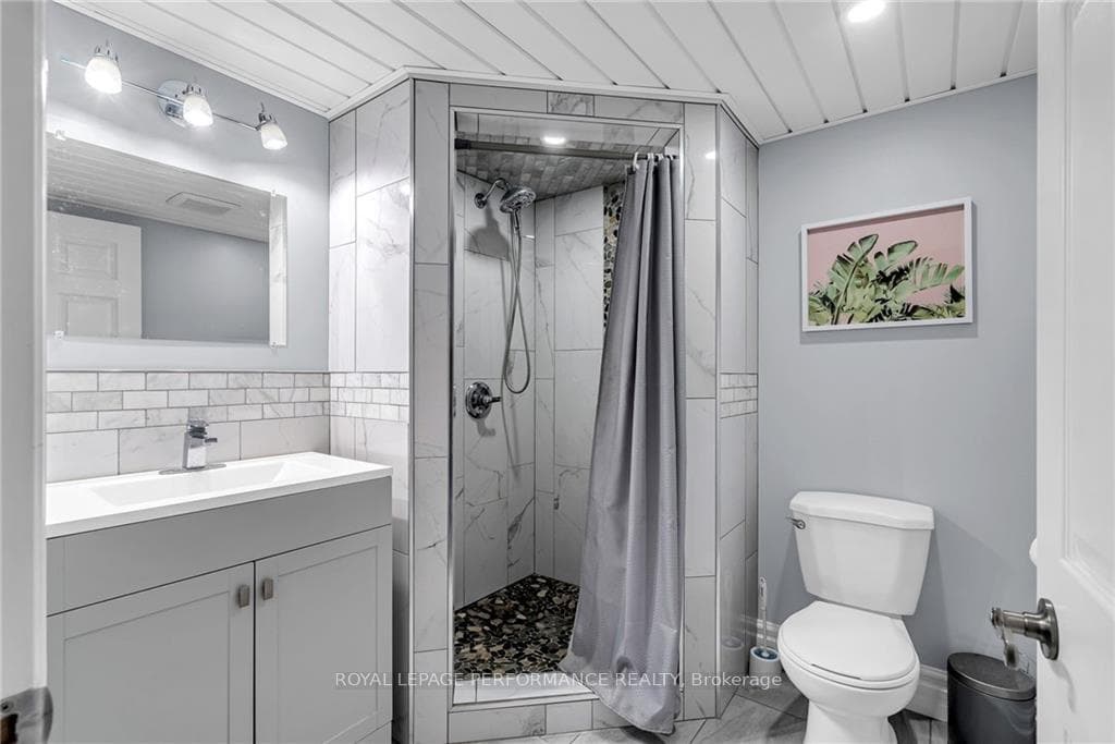 1215 QUEEN Street photo 23