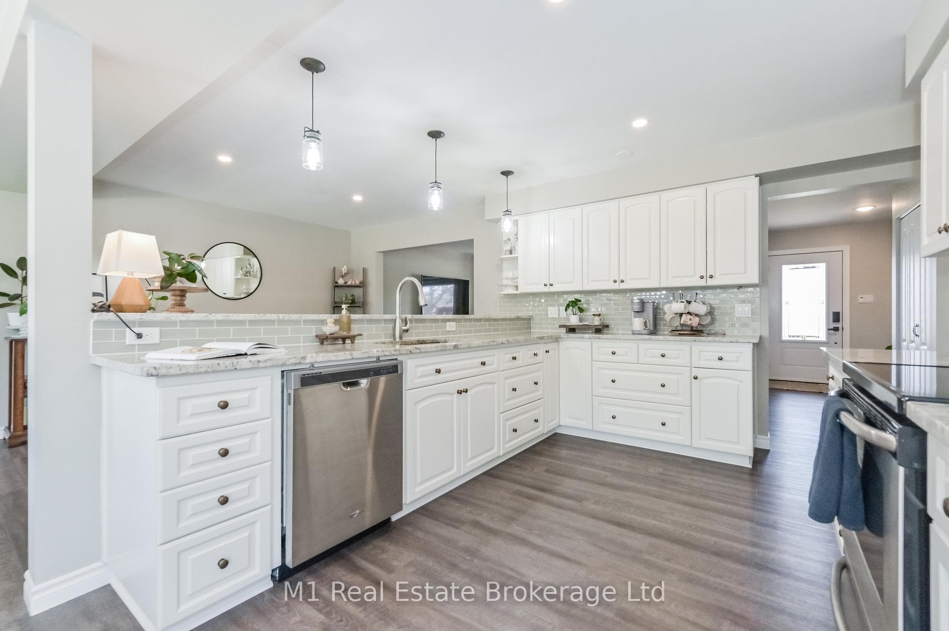 335 Elora Street photo 18