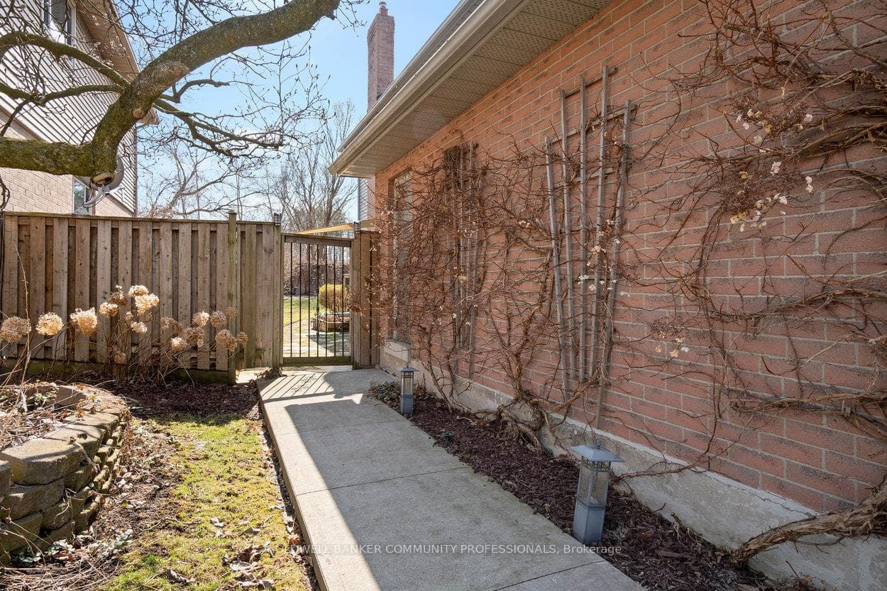 407 Devonshire Terrace photo 22